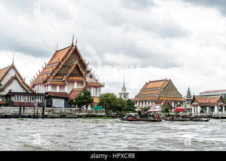 Bangkok Thaïlande 03.10.2015 l'architecture de temple Wat rivière près de la population locale sur les bateaux marchands Banque D'Images