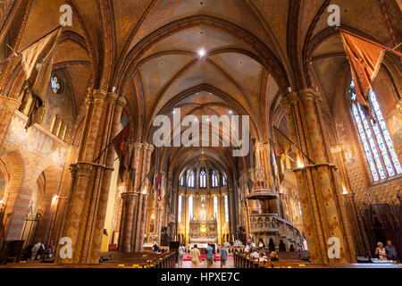 Nef de l'église Matthias de Buda, perle style gothique tardif, Budapest, Hongrie Banque D'Images
