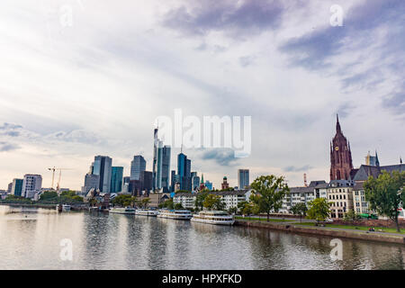 FRANKFURT AM MAIN, ALLEMAGNE - 20 septembre 2015 : Vue de Francfort am Main skyline Banque D'Images