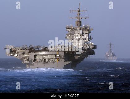 Porte-avions USS Enterprise (CVN 65) et de missiles USS Nitze (DDG 94) en mer, le détroit de Gibraltar, 2012. Image courtoisie Daniel Meshel/US Navy. Banque D'Images