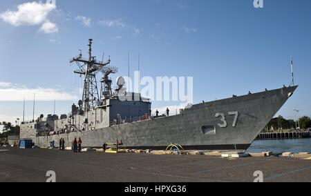 La frégate lance-missiles USS Crommelin (FFG 37) sur une jetée à Joint Base Harbor-Hickam Pearl, Washington, le 24 octobre 2012. Image courtoisie Diana Quinlan/US Navy. Banque D'Images