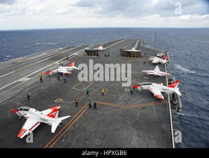 Trois avions se préparent à lancer des off de la cabine de pilotage du porte-avions USS Harry S. Truman, en cours des qualifications de l'opérateur, le 6 novembre 2012. Image courtoisie Anthony Presley/US Navy. Banque D'Images