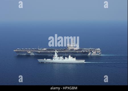 Royal Navy destroyer HMS Diamond avec le porte-avions Dwight D. Eisenhower, mener des opérations de sécurité maritime, les efforts de coopération en matière de sécurité dans le théâtre et missions d'appui pour l'opération Enduring Freedom, 4 novembre 2012. Image courtoisie Ryan McLearon D/US Navy. Banque D'Images