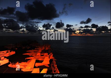 La classe Nimitz porte-avions USS Dwight D. Eisenhower (CVN 69) se dirige vers son port d'attache à Norfolk, en Virginie, en ce moment sur l'océan Atlantique, 2012. Image courtoisie Ryan D. McLearnon/US Navy. Banque D'Images