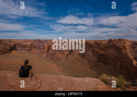 Girl Stevens Arch à partir de la fissure dans le mur Escalante Utah USA Banque D'Images