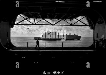 Vue de la commande de transport maritime de marchandises militaires et munitions ship USNS Robert E. Peary (T-AKE 5) à partir de la zone de débarquement amphibie USS Iwo Jima (DG 7), 2012. Image courtoisie Scott Youngblood/US Navy. Banque D'Images