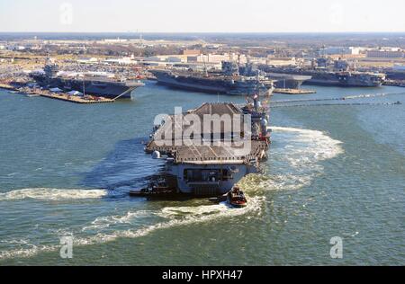 La classe Nimitz porte-avions USS Dwight D. Eisenhower arrive à Norfolk Naval Station après un déploiement de six mois aux États-Unis 5e et 6e zones de responsabilité de la flotte appui à l'opération Enduring Freedom, les opérations de sécurité maritime et les efforts de coopération en matière de sécurité dans le théâtre, le 19 décembre 2012. Image courtoisie de nous Spécialiste de la communication de masse de la marine américaine 3e classe Kevin J Steinberg. Banque D'Images