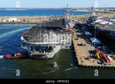 La classe Nimitz porte-avions USS Dwight D. Eisenhower rend son approche pier côté à Naval Station Norfolk, Virginie, le 19 décembre 2012. Image courtoisie de nous Spécialiste de la communication de masse de la Marine américaine 3e classe Kevin J Steinberg. Banque D'Images