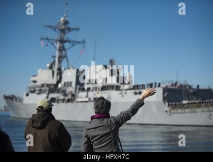 Les membres de la famille de l'onde P onde USS William Lawrence Adieu pendant le départ du navire, le 14 janvier 2013. Image courtoisie de nous Spécialiste de la communication de masse de la Marine américaine 3e classe John Grandin. Banque D'Images