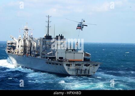 Un MH-60S Sea Hawk ramasse la cargaison de l'USNS Bridge, le 15 janvier 2013. Photo gracieuseté de masse de la Marine américaine spécialiste de la Communication 1ère classe Elizabeth Merriam. Banque D'Images