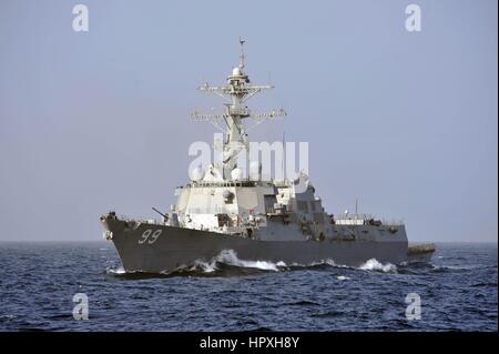 Missiles de l'USS Farragut effectue une patrouille de routine de la 5e flotte des États-Unis et est déployé avec le John C. Stennis dans le groupe à la 5e flotte des États-Unis zone de responsabilité des opérations de sécurité maritime, les efforts de coopération en matière de sécurité dans le théâtre et missions d'appui pour l'opération Enduring Freedom, le 16 janvier 2013. Image courtoisie de nous Spécialiste de la communication de masse de la Marine américaine Devon 2e classe B King. Banque D'Images