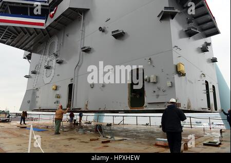 Une île pour le porte-avions nucléaire USS Gerald R. Ford mis sur le pont lors d'une cérémonie à l'atterrissage de l'île Huntington Ingalls Industries-Newport News Shipbuilding, le 26 janvier 2013. Image reproduite avec l'US Navy. Banque D'Images