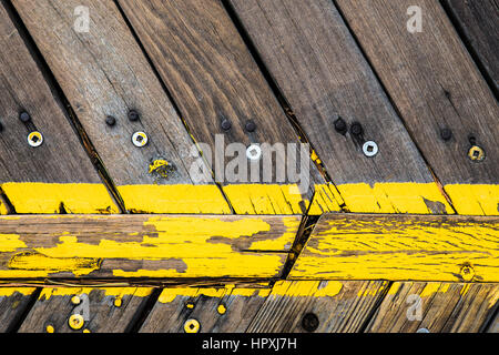 Close-up de chevron en bois peint promenade avec ligne jaune Banque D'Images