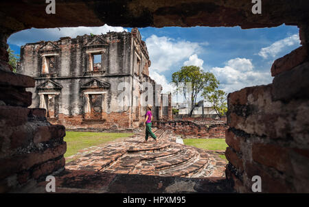 Touriste dans la région de hat walking à ancient Temple en ruines de la ville de Lopburi, Thaïlande Banque D'Images