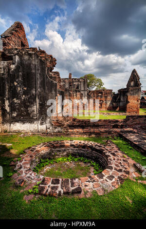 Les murs en ruine antique et bien de Temple à Lopburi, Thaïlande ciel au coucher du soleil Banque D'Images