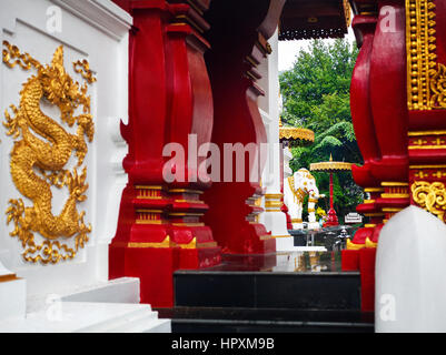 Temple bouddhiste avec l'éléphant blanc de la colonne rouge avec ornement d'or à Chiang Rai, Thaïlande Banque D'Images