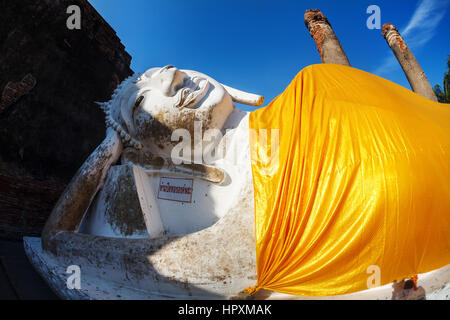 Grande statue de Bouddha couché avec robe jaune en Wat Yai Chai Mongkol monastère à Ayuttaya, Thaïlande Banque D'Images