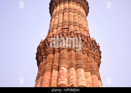 Close up image de l'arabe sur les sculptures Qutub Minar minaret, New Delhi, Inde Banque D'Images