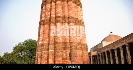 Close up image de l'arabe sur les sculptures Qutub Minar minaret, New Delhi, Inde Banque D'Images