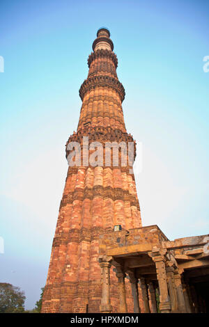 Qutub Minar minaret en brique le plus grand monde avec des marches menant en haut. Banque D'Images