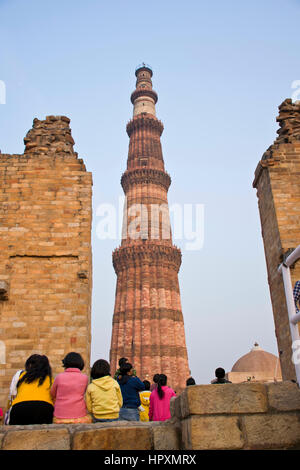 Le Qutub Minar minaret, vue à travers une arche, dans le complexe de Qutb Minar, Delhi, Inde Banque D'Images