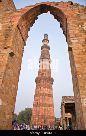 Le Qutub Minar minaret, vue à travers une arche, dans le complexe Qûtb Minâr, Delhi, Inde Banque D'Images