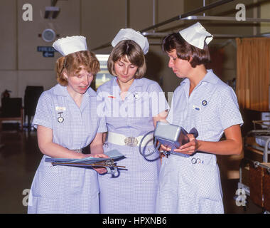 Les sages-femmes en maternité (années 90) en hôpital privé, City of Westminster, London, Greater London, Angleterre, Royaume-Uni Banque D'Images