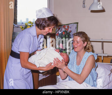 Midwive avec mère et bébé dans une salle de maternité (1990), City of Westminster, London, Greater London, Angleterre, Royaume-Uni Banque D'Images