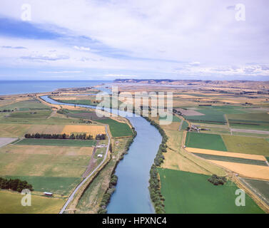 Vue aérienne de la rivière Wairoa menant à Cloudy Bay, vallée de Wairau, Blenheim, Marlborough, île du Sud, Nouvelle-Zélande Banque D'Images