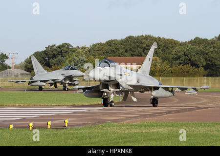 Une paire d'Eurofighter Typhoon de la RAF le roulage sur la piste à RAF Coningsby, l'une des deux principales bases Typhoon britannique. Banque D'Images