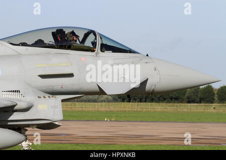 RAF Typhoon relaxant pilote tout en maintenant à l'écart de la piste à RAF Coningsby avant de décoller. Banque D'Images