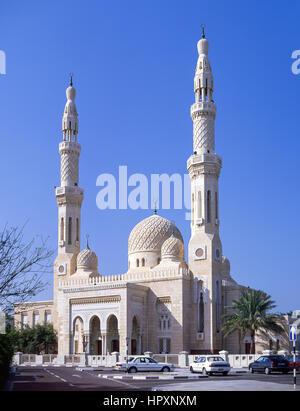 La mosquée de Jumeirah, Al Jumeirah Road, Jumeirah, Dubai, Émirats Arabes Unis Banque D'Images