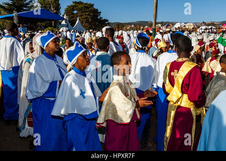 Les jeunes chrétiens éthiopiens Timkat (Epiphanie) célèbre Jan, terrain de sport, Meda, Addis Abeba, Ethiopie Banque D'Images