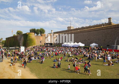 Barcelone, Espagne - 25 septembre 2016 : Les gens autour de château de Montjuic dans la ville de Barcelone, pour un festival de la ville avec différentes activités et de la musique Banque D'Images