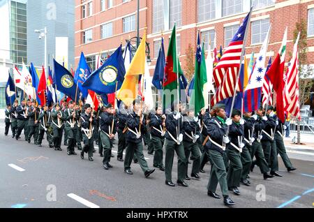 Soldiers marching in veterans Day Parade Banque D'Images