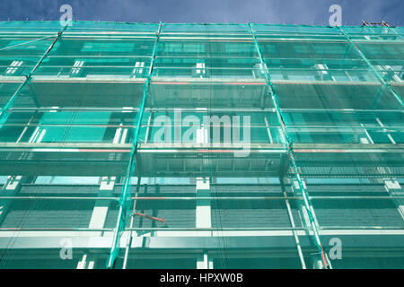 Immeuble de bureaux à l'échafaudage en rénovation Banque D'Images