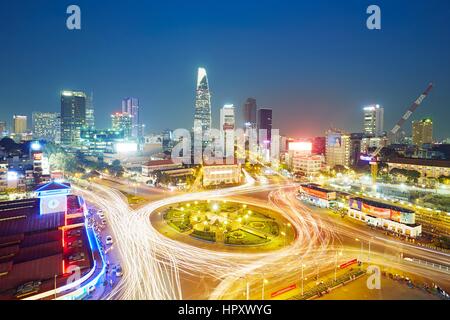 HO CHI MINH ville, VIETNAM - 16 déc 2015 : Skyline et le trafic de nuit autour de Quach Thi Trang park à Ho Chi Minh Ville qui est la plus grande ville au Vietn Banque D'Images