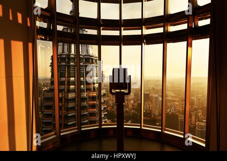 KUALA LUMPUR, MALAISIE - 25 avril : vue depuis le haut de Petronas Twin Towers le 25 avril 2014 à Kuala Lumpur, Malaisie. Les gratte-ciel sont de hauteur 4 Banque D'Images
