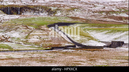 Débordement Reservior Largs avec station de pompage de l'époque victorienne et s'enfuir avec la neige sur les collines. Prises sur une journée froide. Banque D'Images