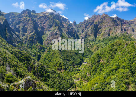 Pico do Arieiro vu de Balcoes Viewpoint, Ribeiro Firo, Madeira, Portugal Banque D'Images