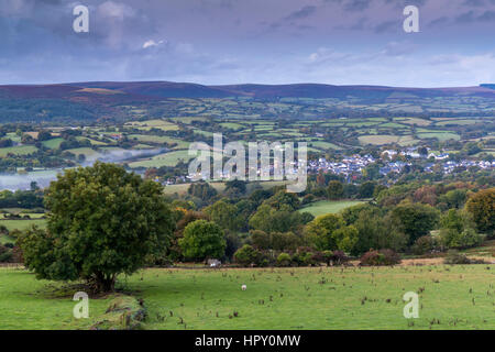 Moretonhampstead ville et l'église à l'aube d'un matin brumeux, Dartmoor National Park, Devon, Angleterre, Royaume-Uni, Europe. Banque D'Images