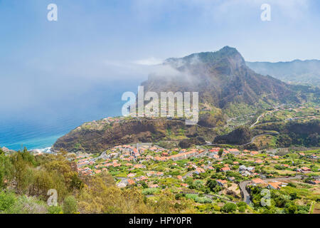 La côte nord de Faial avec da Penha Águia vu depuis le Miradouro Nossa Senhora do Bom Caminho, Madère, Portugal. Banque D'Images