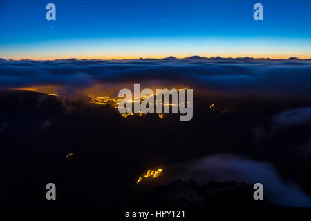 Lever du soleil vu de Pico do Arieiro, Madère, Portugal. Banque D'Images