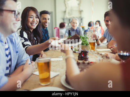 Femme chocolat gâteau d'anniversaire d'un ami au restaurant table Banque D'Images