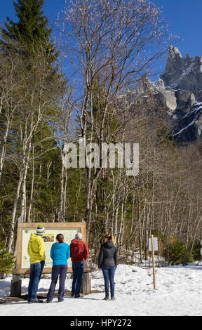 Les marcheurs lecture information board dans la réserve naturelle de Sixt Fer A Cheval ci-dessous Pic de Tenneverge dans le massif du Giffre dans les Alpes françaises. France Banque D'Images