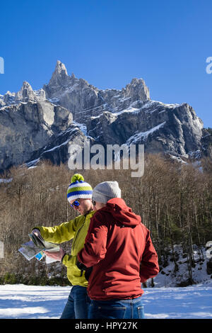 Les marcheurs de la lecture d'un site en réserve naturelle de Sixt Fer A Cheval ci-dessous Pic de Tenneverge montagne dans le massif du Giffre en Haute-Savoie. Samoens France Banque D'Images