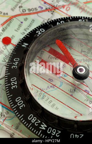 Boussole sur une carte close up Banque D'Images