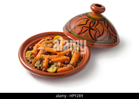 Tajine marocain de poulet, carottes, olives et citron préservé sur fond blanc Banque D'Images