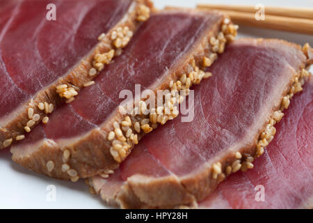 Tataki de thon sashimi avec graines de sésame close up Banque D'Images