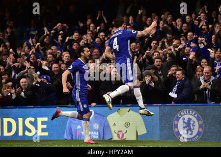 Cesc Fabregas de Chelsea (à droite) célèbre marquant son but premier du côté du jeu au cours de la Premier League match à Stamford Bridge, Londres. Banque D'Images